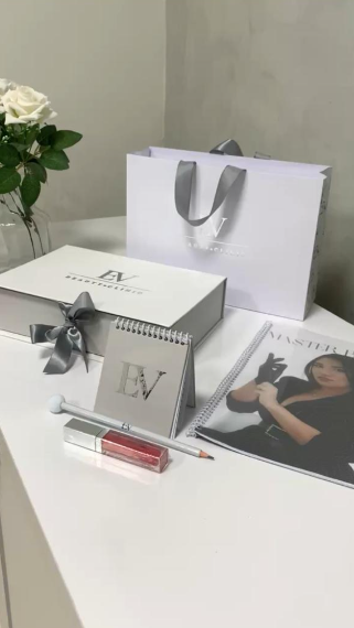 Estudos e prática no curso Master Brows